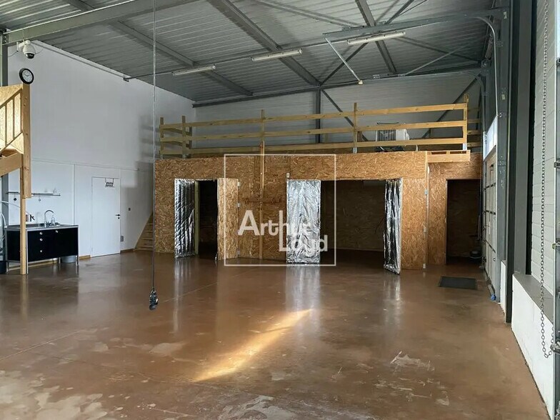 Local d'activités dans Chartrettes à vendre - Photo de l’immeuble – Image 3 sur 8