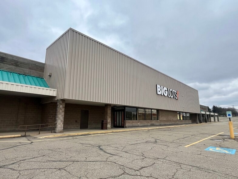 7005 Clairton Rd, West Mifflin, PA à louer - Photo de l’immeuble – Image 1 sur 4