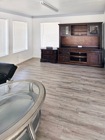 1206 NE Adams St, Mcminnville, OR à louer - Photo de l’immeuble – Image 3 sur 8