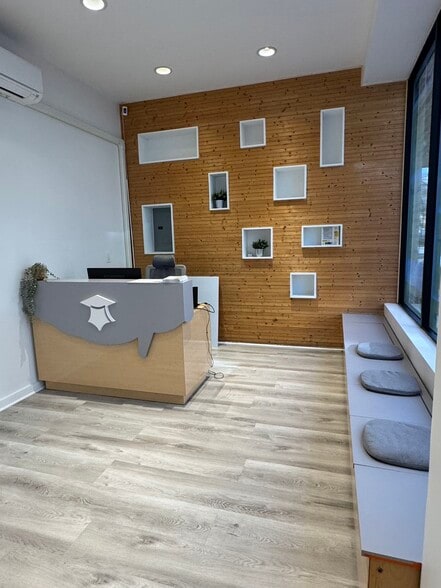 8266 Austin St, Kew Gardens, NY à louer - Photo intérieure – Image 2 sur 14