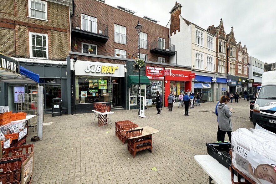 50,52,54 High Street, Staines portefeuille de 2 biens à vendre sur LoopNet.fr - Photo de l’immeuble – Image 3 sur 12