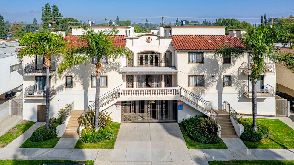 17115 Chatsworth St, Granada Hills, CA à vendre - Photo de l’immeuble – Image 1 sur 26