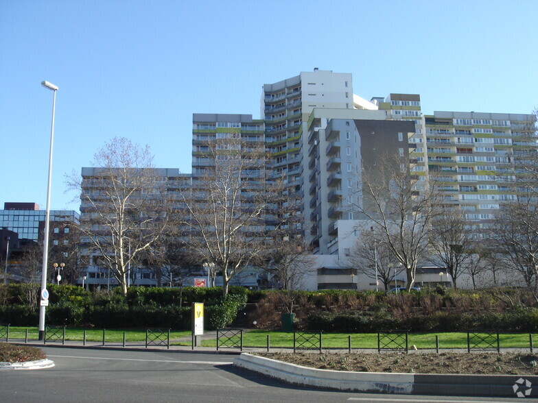 4 Rue Salvador Allende, Nanterre à louer - Photo de l’immeuble – Image 2 sur 4