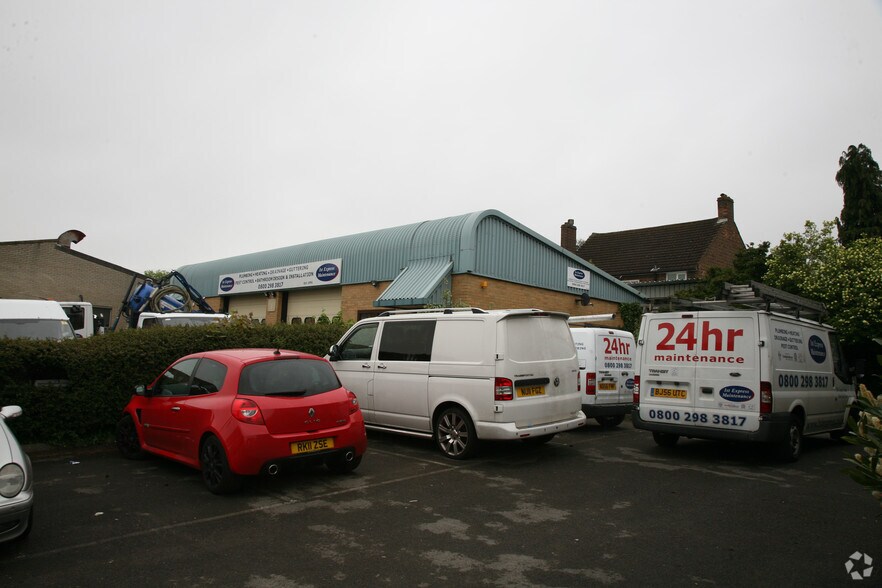 Holly Rd, Hampton à vendre - Photo de l’immeuble – Image 1 sur 2