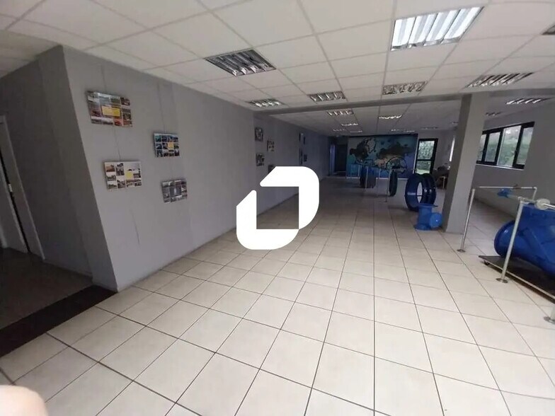 Local d’activités dans Genas à louer - Photo de l’immeuble – Image 3 sur 14