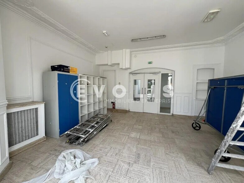 Bureau dans Mandres-les-Roses à louer - Photo de l’immeuble – Image 2 sur 7