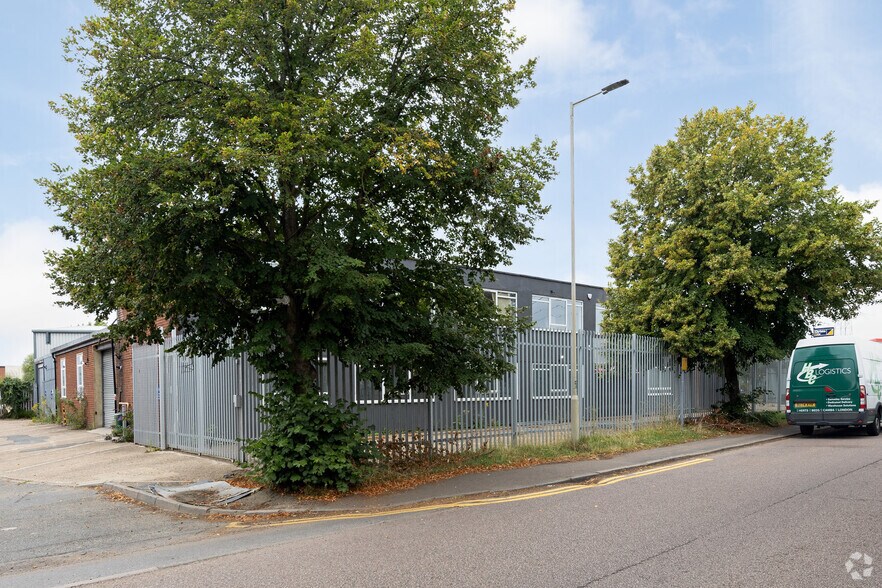 Travellers Ln, North Mymms à vendre - Photo de l’immeuble – Image 2 sur 11
