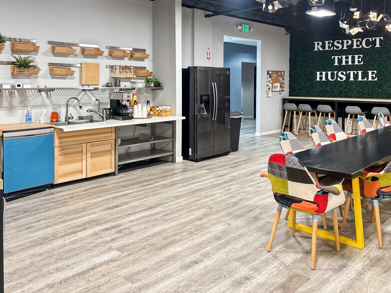 1300 Eastman Ave, Ventura, CA à louer - Photo de l’immeuble – Image 3 sur 12