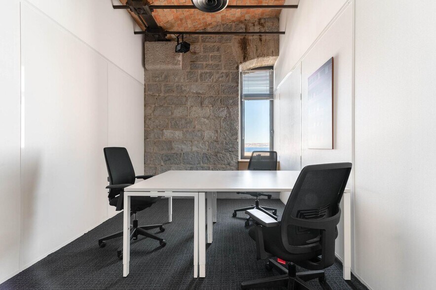 6, 10 Place De La Joliette, Marseille à louer - Photo de l’immeuble – Image 1 sur 5