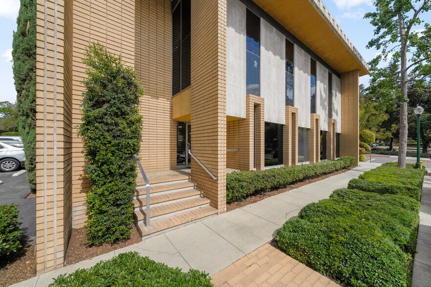 201 W 4th St, Claremont, CA à vendre - Photo de l’immeuble – Image 2 sur 20