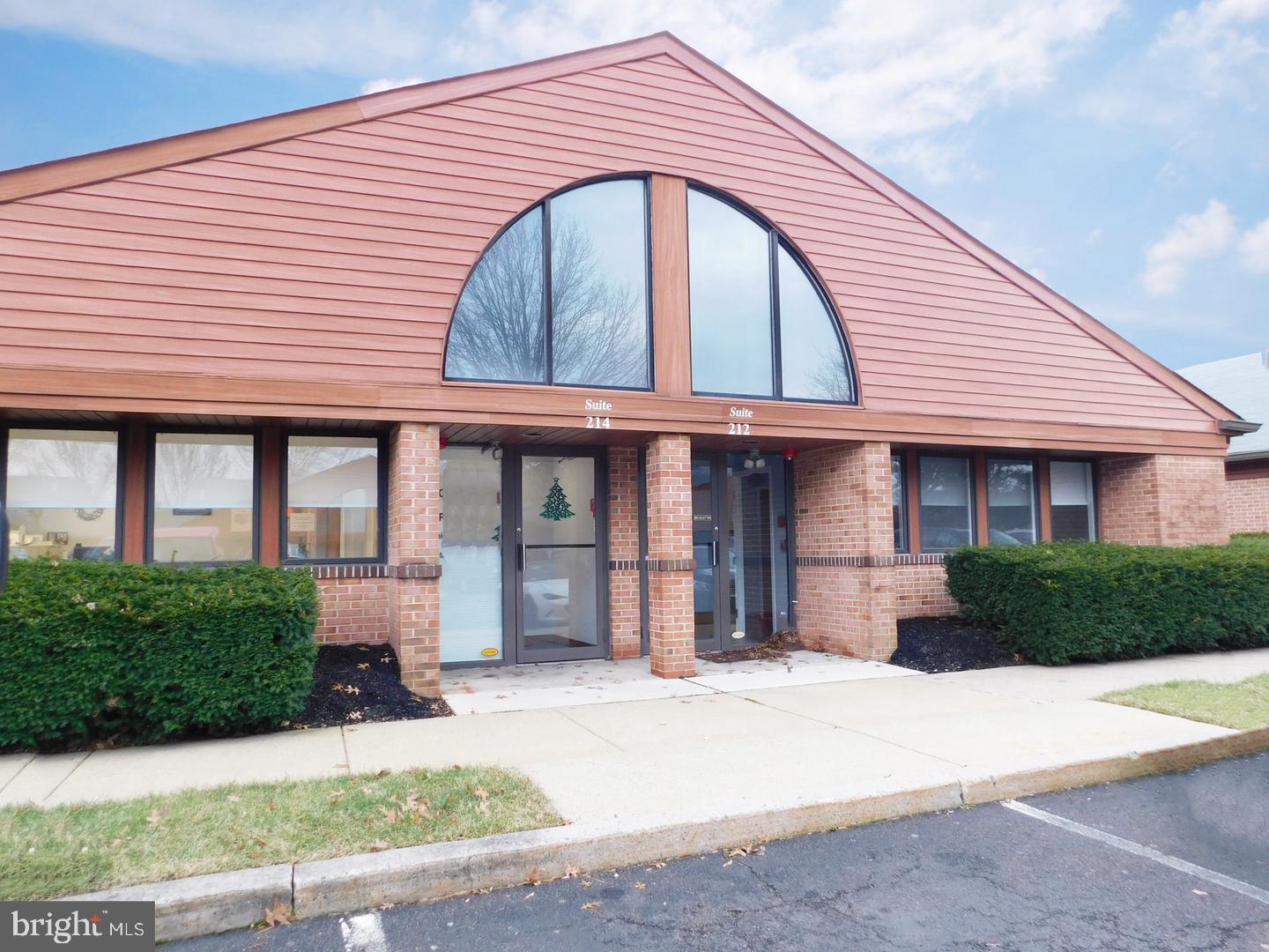 402 Middletown Blvd, Langhorne, PA à louer Photo de l’immeuble– Image 1 sur 11