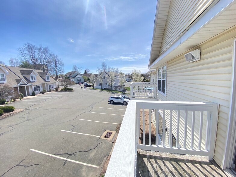 27 S Main St, East Windsor, CT à louer - Photo de l’immeuble – Image 3 sur 20