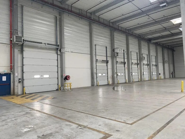 Industriel/Logistique dans à louer - Photo de l’immeuble – Image 3 sur 12