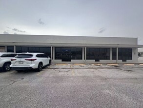 6870 Spencer Hwy, Pasadena, TX à louer Photo de l’immeuble– Image 1 sur 7