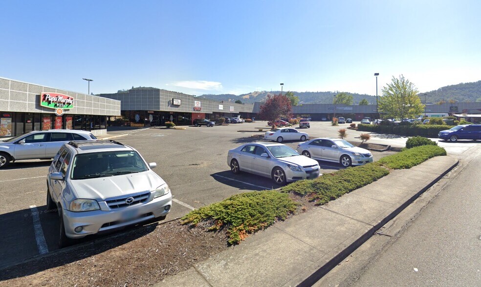 250 NE Garden Valley Blvd, Roseburg, OR à louer - Photo de l’immeuble – Image 3 sur 11