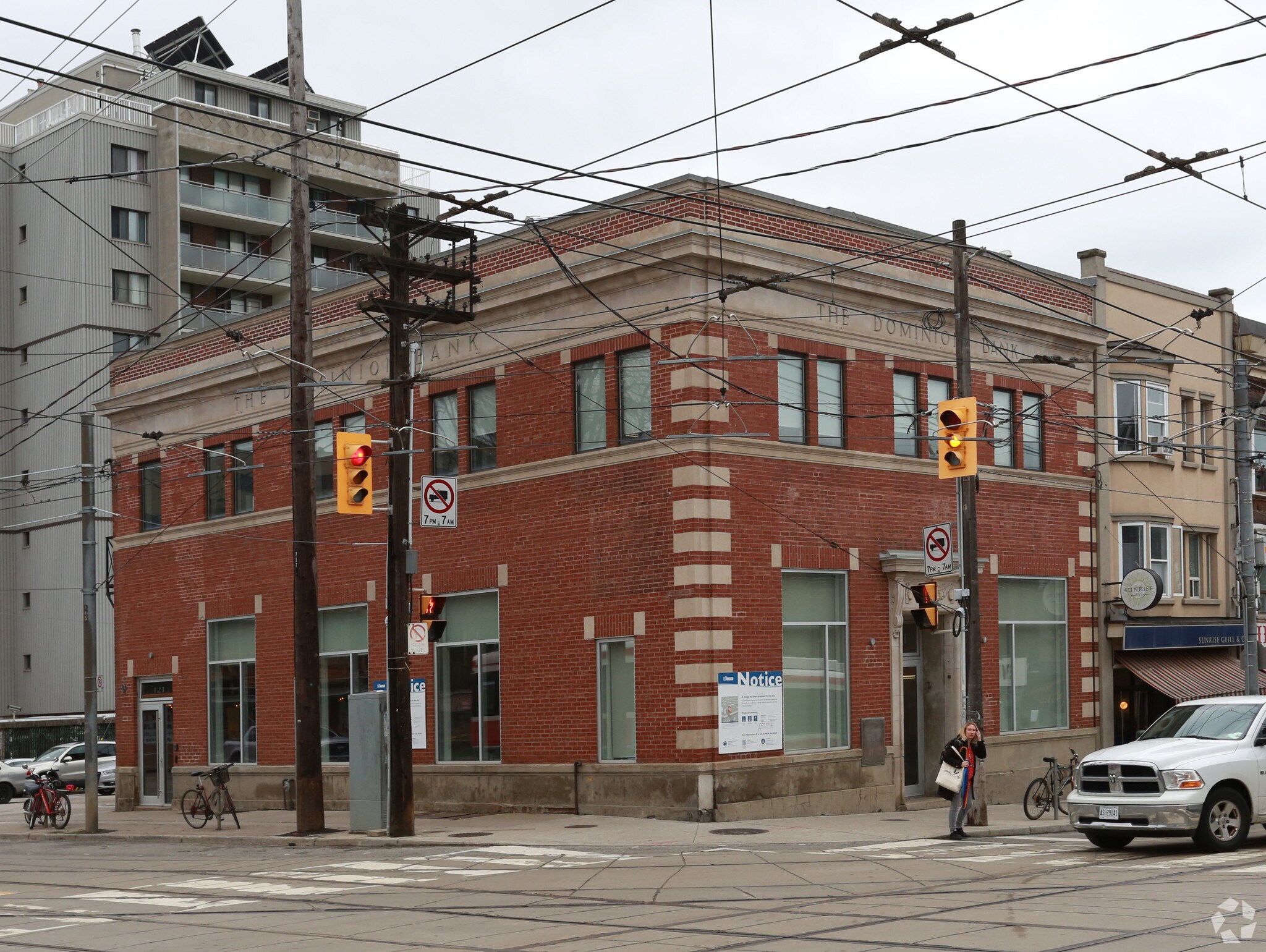 421 Roncesvalles Av, Toronto, ON à louer Photo principale– Image 1 sur 5