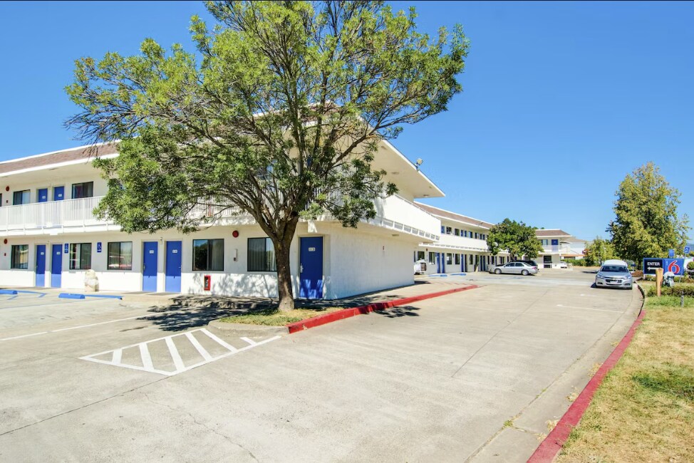1250 Twin View Blvd, Redding, CA à vendre Photo de l’immeuble– Image 1 sur 4