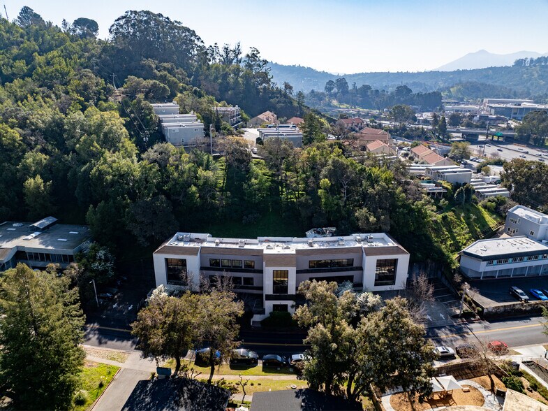 24 Professional Center Pky, San Rafael, CA à vendre - Photo principale – Image 1 sur 49