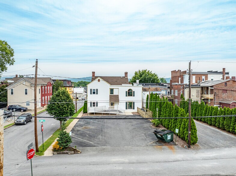 28 N Market St, Selinsgrove, PA à louer - Photo de l’immeuble – Image 2 sur 5