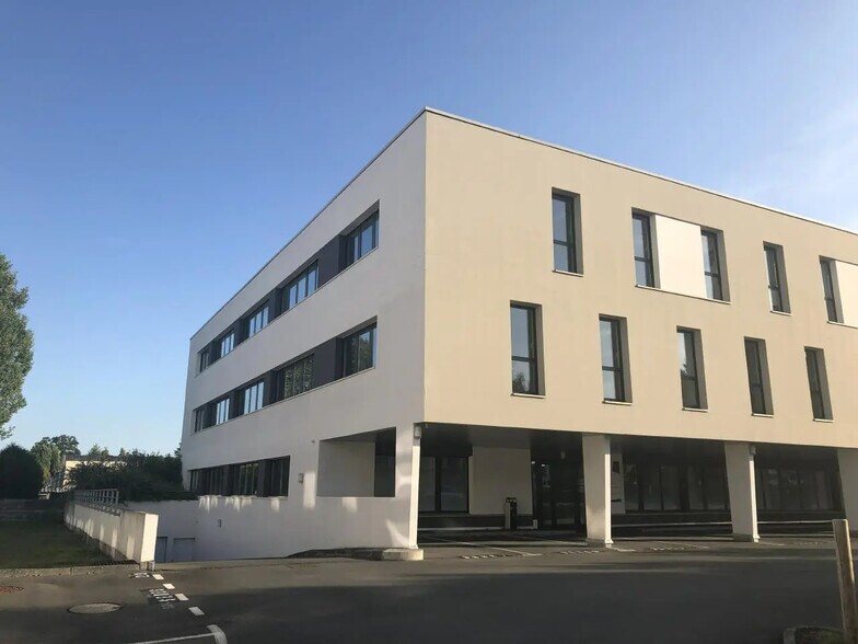Bureau dans Saint-Grégoire à louer - Photo de l’immeuble – Image 3 sur 18