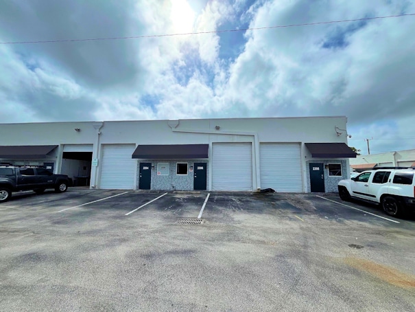 1900-2261 NW 29th St, Oakland Park, FL à louer Photo de l’immeuble– Image 1 sur 5
