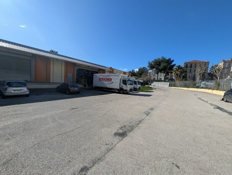 Industriel/Logistique dans Marseille à vendre - Photo de l’immeuble – Image 3 sur 7