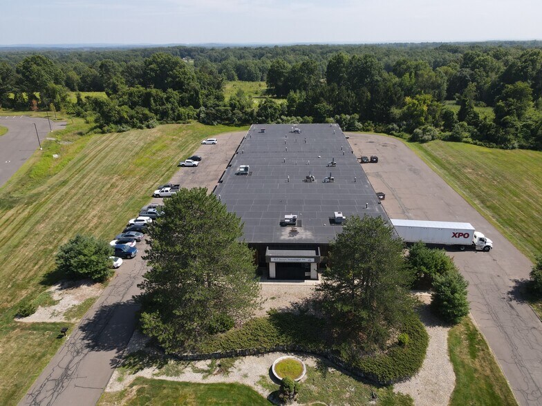 18 Thompson Rd, East Windsor, CT à vendre - Photo de l’immeuble – Image 3 sur 21