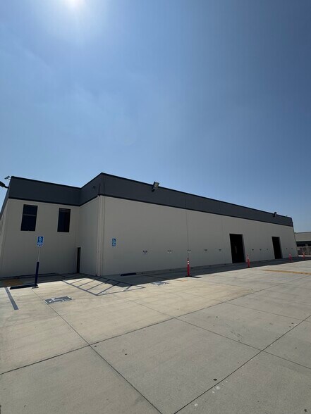 18420 Hart St, Reseda, CA à louer - Photo de l’immeuble – Image 1 sur 6