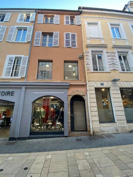 Local commercial dans à vendre - Photo de l’immeuble – Image 1 sur 2