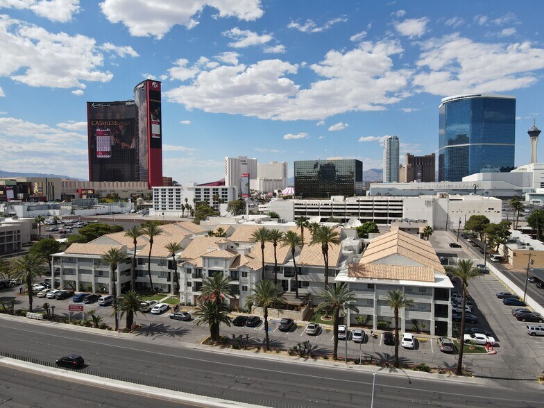 344 E Desert Inn Rd, Las Vegas, NV à louer - Photo de l’immeuble – Image 2 sur 8
