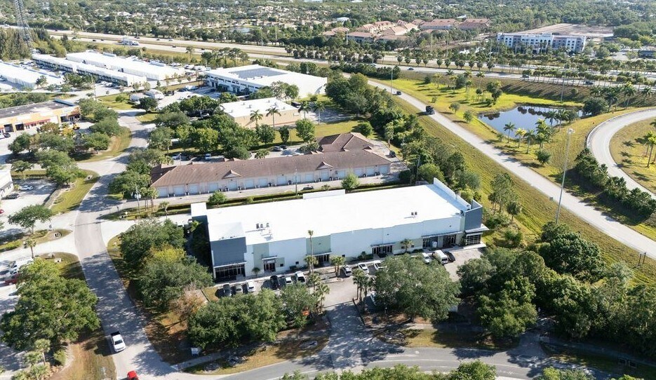 7995 SW Jack James Dr, Stuart, FL à louer - Photo de l’immeuble – Image 3 sur 13
