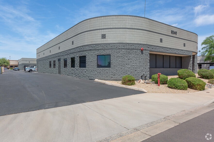8240 E Gelding Dr, Scottsdale, AZ à louer - Photo de l’immeuble – Image 3 sur 5