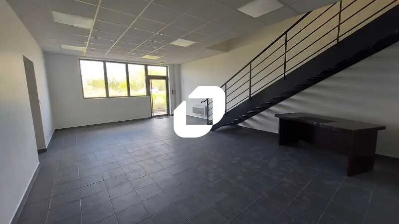 Local d'activités dans Buchelay à vendre - Photo de l’immeuble – Image 2 sur 11