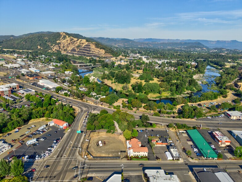 328 NE Winchester St, Roseburg, OR à vendre - Photo de l’immeuble – Image 3 sur 25