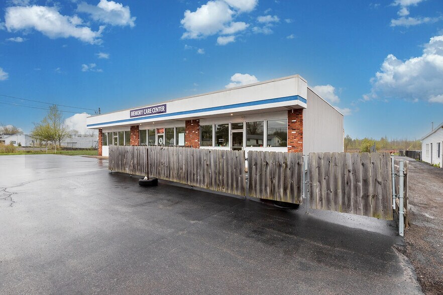 6640 Lincoln Ave, Lockport, NY à vendre - Photo de l’immeuble – Image 2 sur 36
