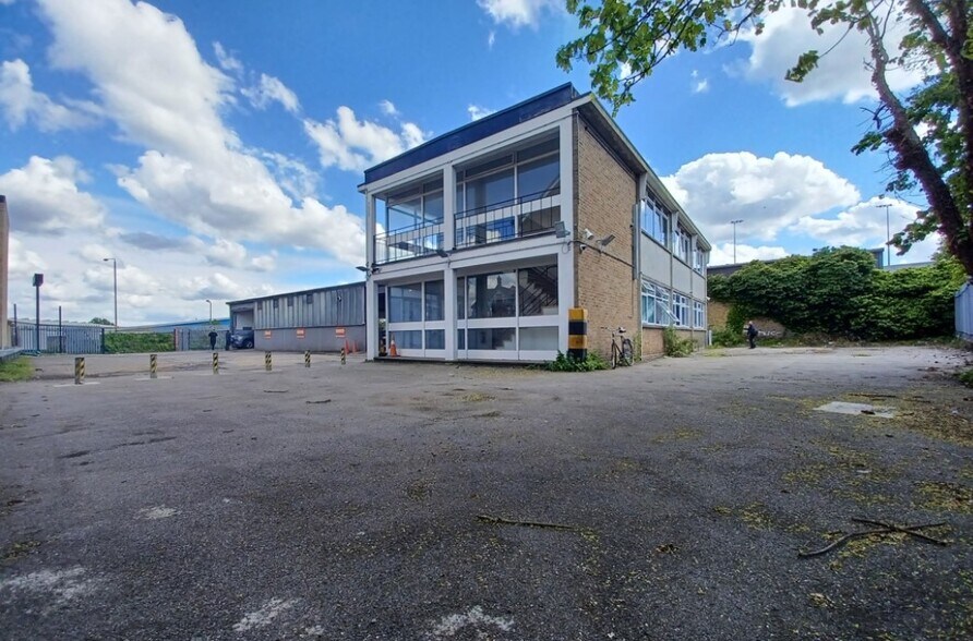 212 Durnsford Rd, Londres à louer - Photo de l’immeuble – Image 1 sur 3