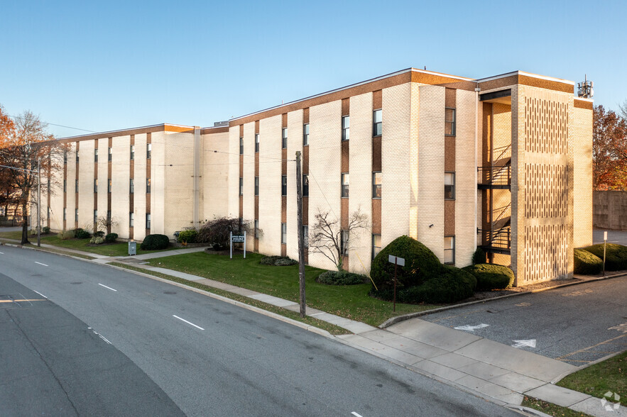 673 Morris Ave, Springfield, NJ à louer - Photo principale – Image 1 sur 15