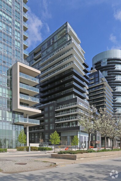 110 Marine Parade Dr, Toronto, ON à vendre - Photo de l’immeuble – Image 2 sur 5