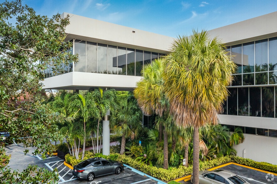 6067 Hollywood Blvd, Hollywood, FL à louer - Photo de l’immeuble – Image 1 sur 10