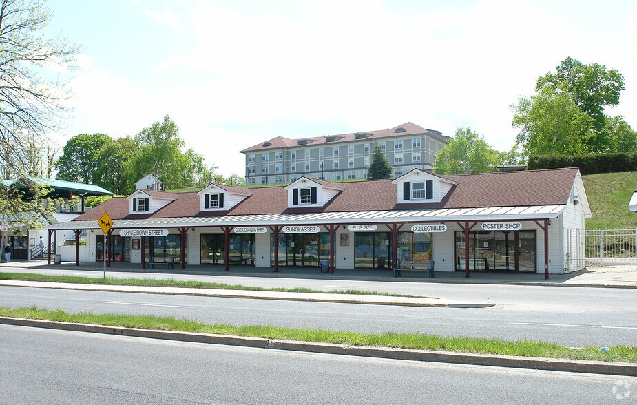 12 Beach Rd, Lake George, NY à louer - Photo principale – Image 3 sur 5