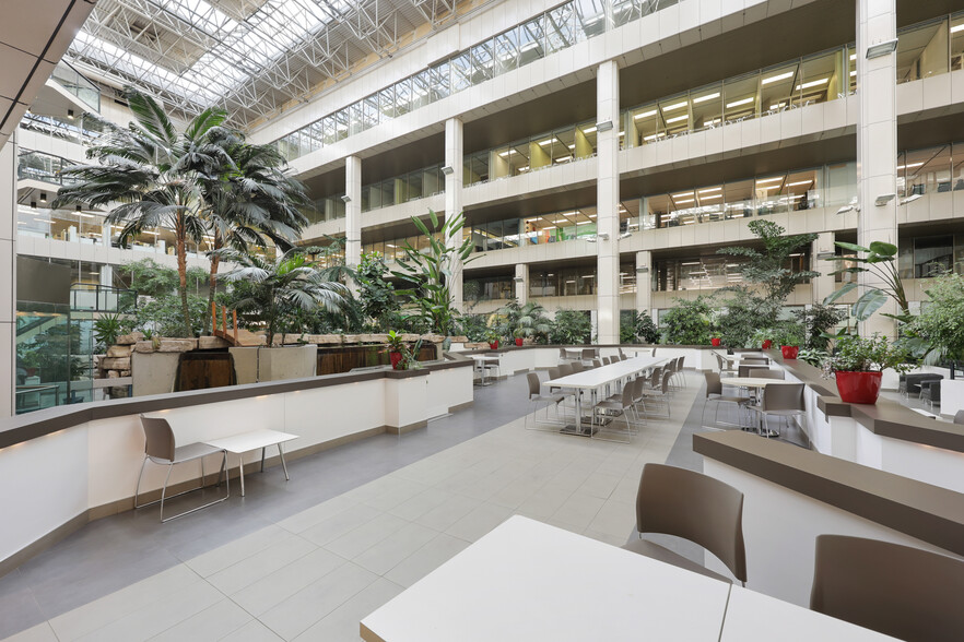 8500 Macleod Trl SE, Calgary, AB à louer - Photo de l’immeuble – Image 2 sur 11