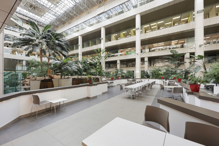 8500 Macleod Trl SE, Calgary, AB à louer - Photo intérieure – Image 2 sur 11