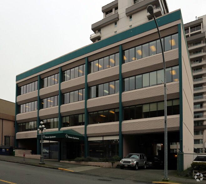 737 Courtney St, Victoria, BC à louer - Photo de l’immeuble – Image 2 sur 6