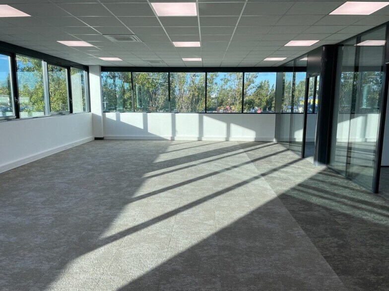 Bureau dans Villeneuve-la-Garenne à louer - Photo de l’immeuble – Image 2 sur 10