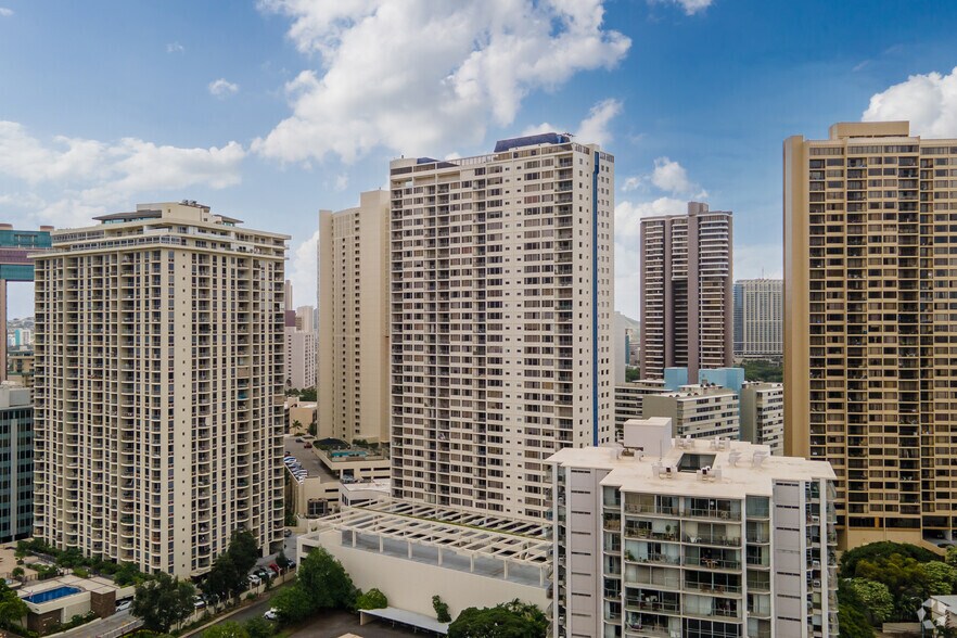 400 Hobron Ln, Honolulu, HI à vendre - Photo de l’immeuble – Image 2 sur 17