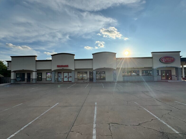 701 S Kelly Ave, Edmond, OK à vendre - Photo de l’immeuble – Image 3 sur 5