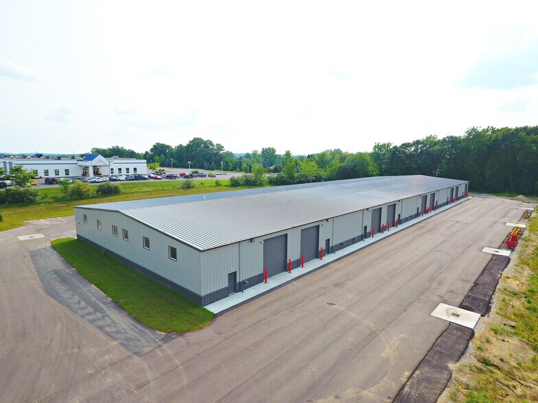 1303 Enterprise Dr, Highland Twp, MI à louer - Photo de l’immeuble – Image 2 sur 13