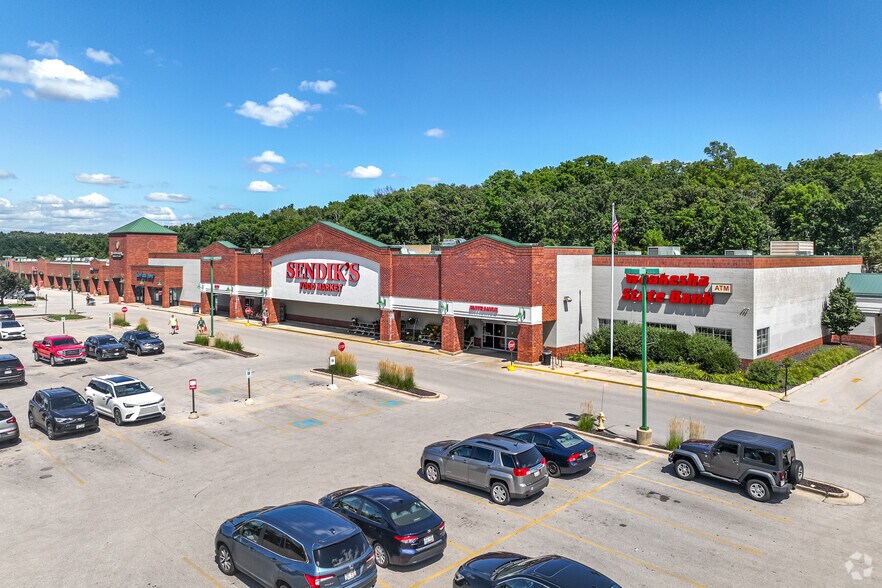 701 Meadowbrook Rd, Waukesha, WI à louer - Photo principale – Image 2 sur 16