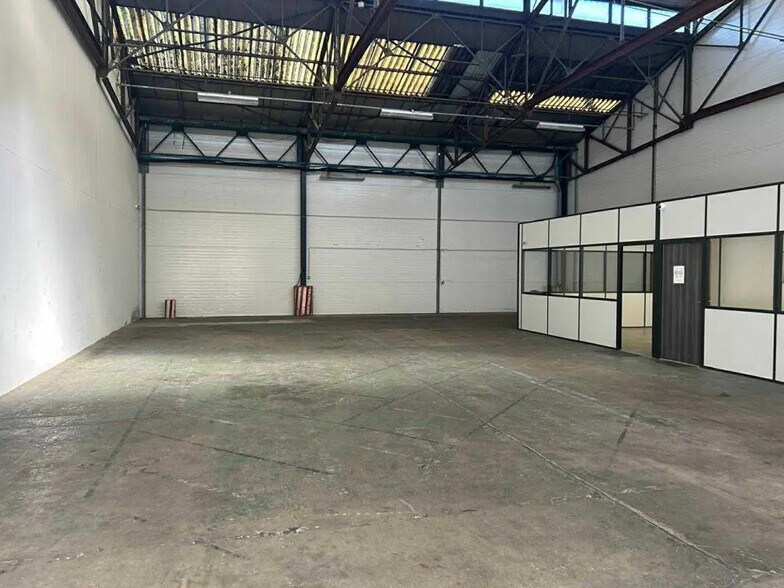 Local d’activités dans Creil à louer - Photo de l’immeuble – Image 1 sur 6