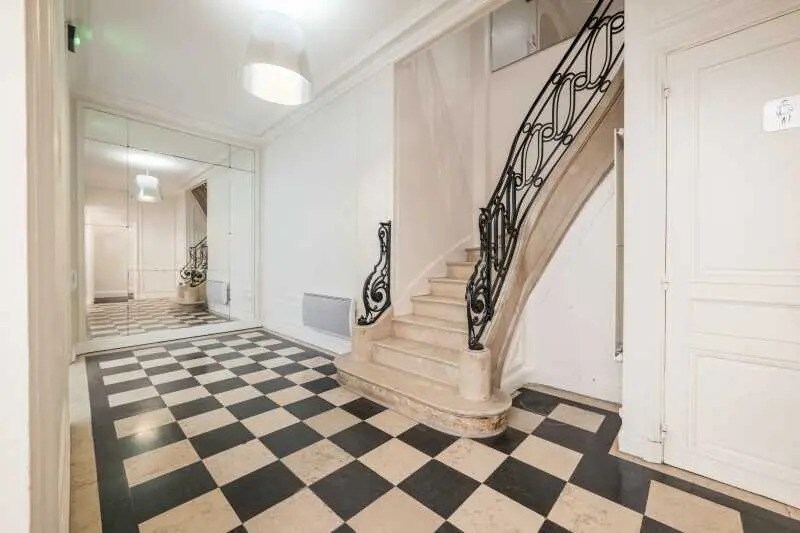 Immeuble residentiel dans Paris à vendre - Hall d’entrée – Image 2 sur 7